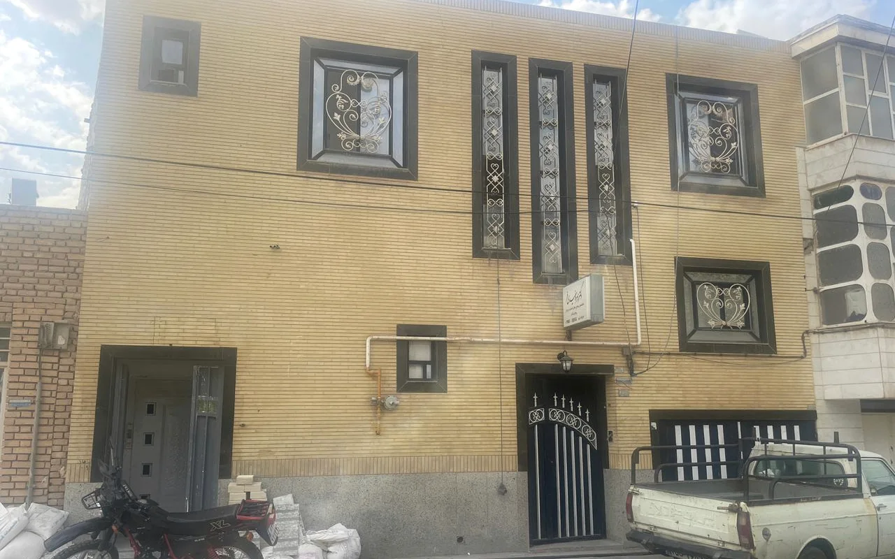 نمای بیرونی و ورودی دفتر مرکزی شرکت عالی عمارت یزد